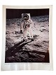 Originalt og ikonisk NASA farveoffsetfotografi af astronaut Edwin Aldrin stående på månen i 1969. I visiret på hans hjelm ses den 1. mand på månen Neil Armstrong samt Apollo 11 landingsmodulet