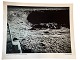 Originalt NASA farveoffsetfotografi fra Apollo 11 månelandingen i juli 1969. På billedet ses et månekrater og en kommunikationsenhed i det område, hvor Apollo 11 landede, Stilhedens Hav (Sea of Tranquility)