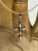 Vintage kors af sølv med gennemsigtig "kæde" af naturgummi og lås af sølv.