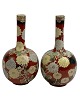 Par flotte asiatiske vaser, antageligt japanske. 20. århundrede. Jernglasur med blomster.