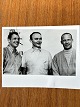 NASA: Lille, originalt sort/hvidt foto, af de tre Apollo 11-astronauter Neil Armstrong, Mike Collins og Edwin Aldrin, gelatin silver, juli 1969 med Apollo V-raketten i baggrunden